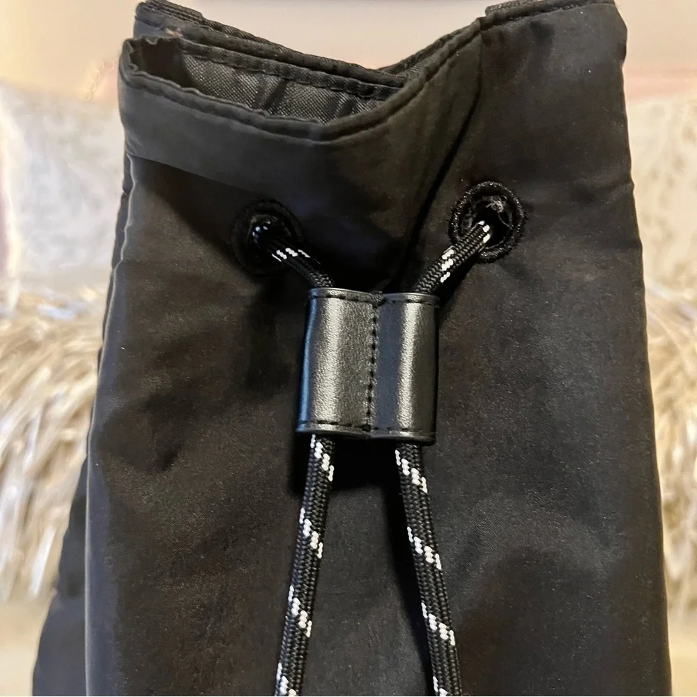 New PINK By VICTORIA’S SECRET Black Padded Drawstring Tote Backpack Circle